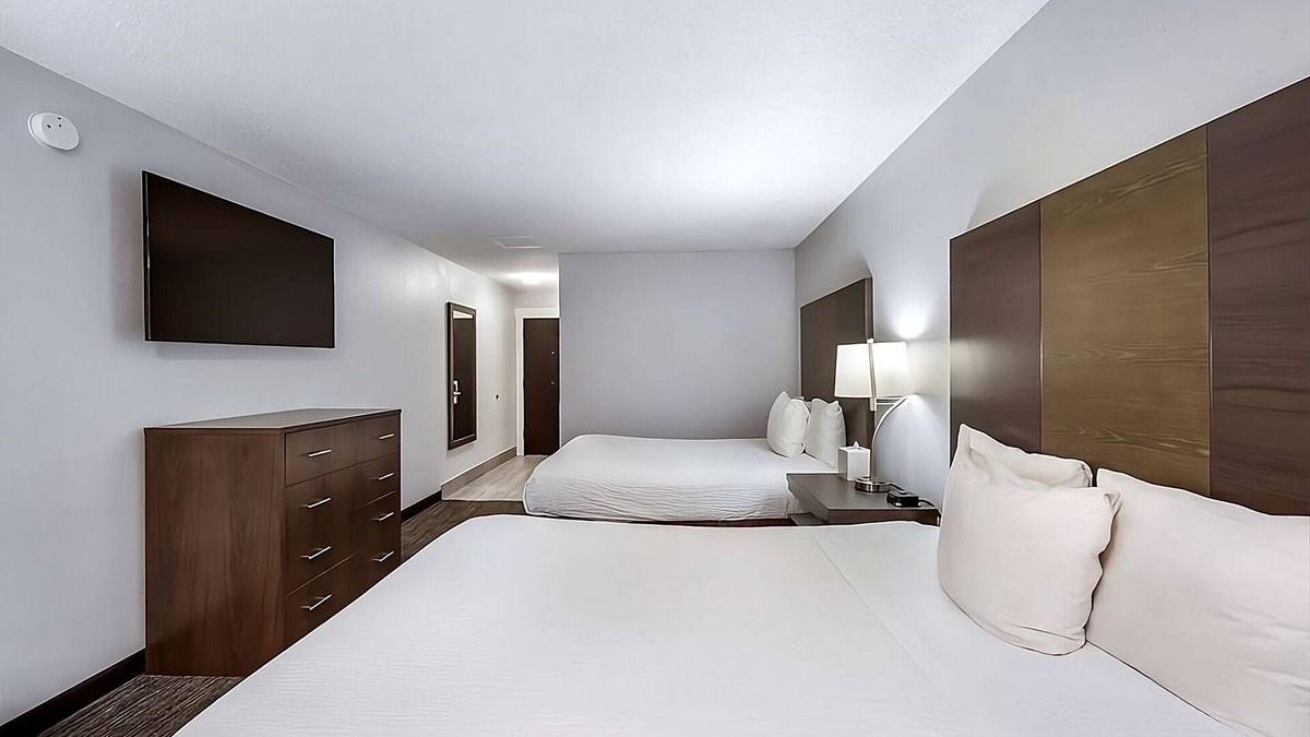 Grants Pass Hotel | Great Relaxing Overnight Stay! 3 Pet-friendly Units. Near Grants Pass Golf Club!