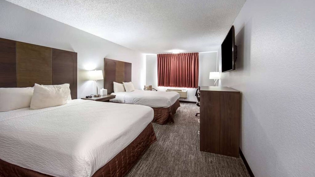 Grants Pass Hotel | Great Relaxing Overnight Stay! 2 Convenient Units! Near Grants Pass Golf Club!