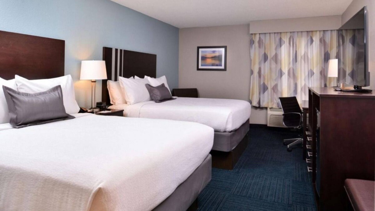 Blaine House | Great Relaxing Overnight! 4 Comfortable Units, Onsite Pool, Free Parking, Dining