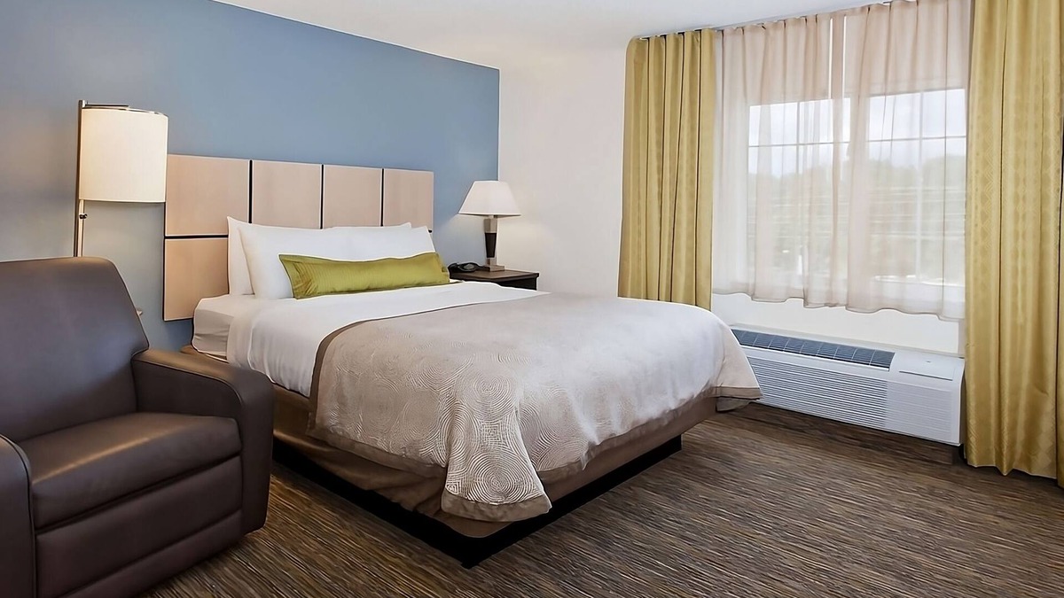 Southfield Hotel | Great Relaxing Overnight Stay! Convenient Room w/Kitchen, FREE Parking