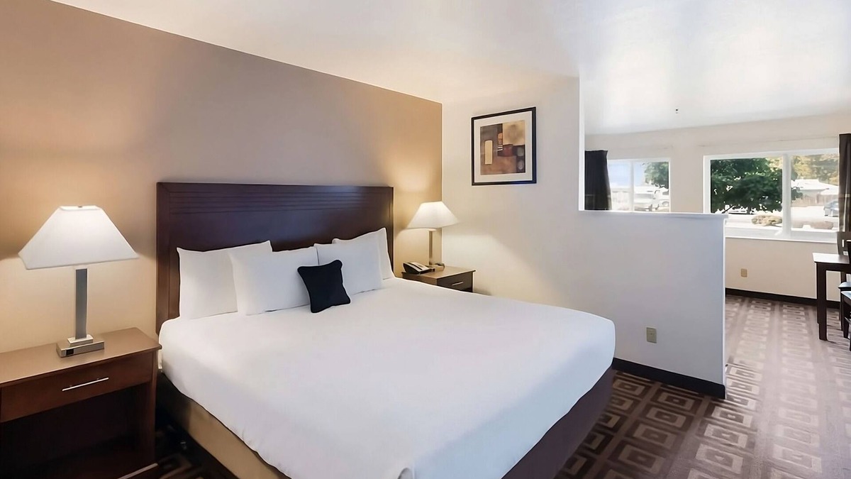 Tri-Cities Resort | Great Relaxing Overnight Stay! Close to Columbia River and Bateman Island!