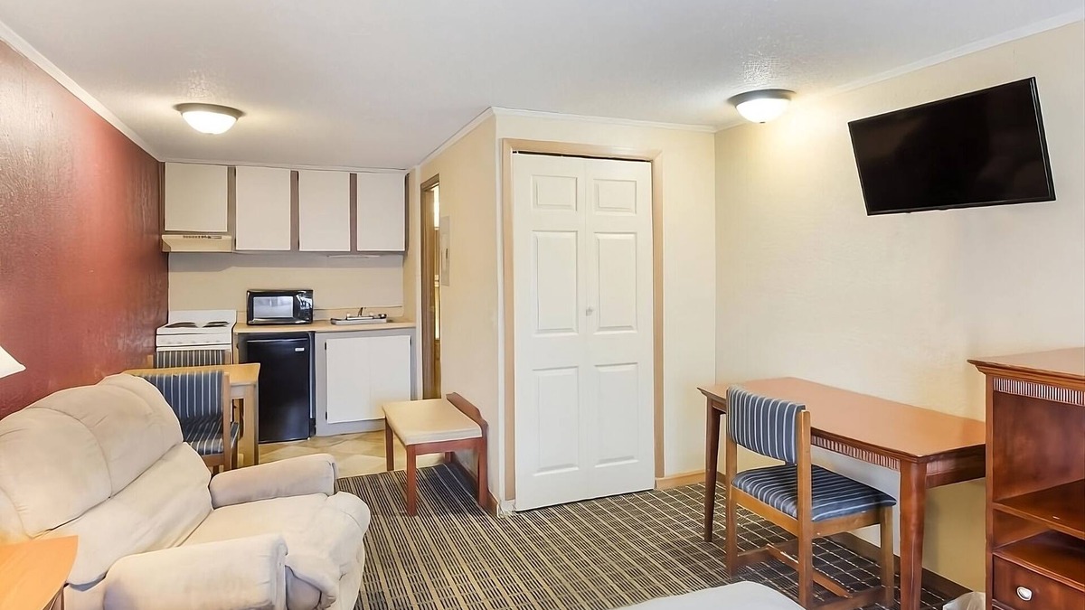 Summit Hotel | Great Relaxing Overnight Stay at Knights Inn Ashland! Pet-friendly, Pool!
