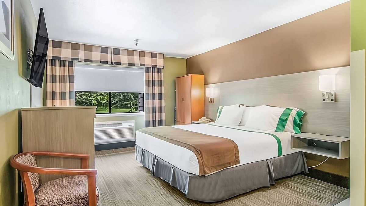 Poulsbo Resort | Great Relaxing Overnight Stay at GuestHouse Poulsbo! Pets Allowed, Free Parking