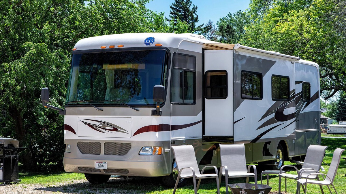 Buffalo City House | Great RIver Road Class A RV with campsite and full hookup on Mississippi backwaters