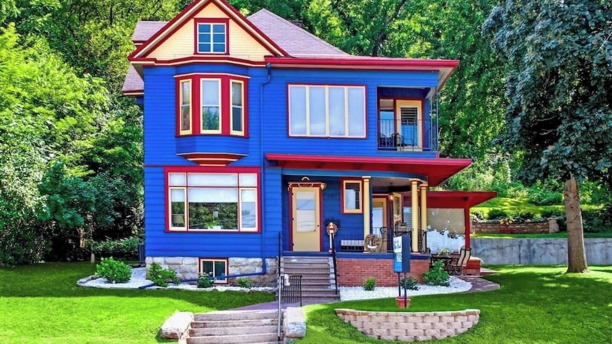 Fountain City House | Great River Road - Victorian Historic Home (1898)