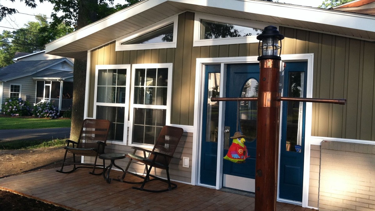 Colonial Beach House | Great River Views, walk to Beach !