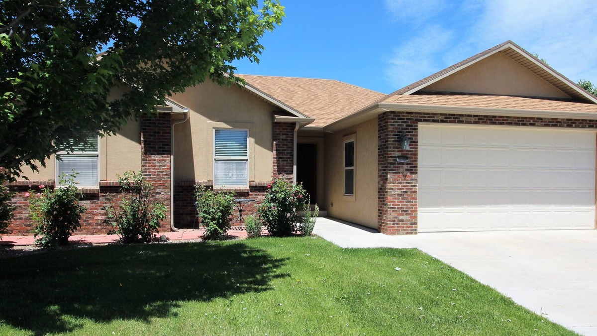 Montrose House | Great southside location, 2 mins to Bridges, fenced back yard, 2 car garage, AC!