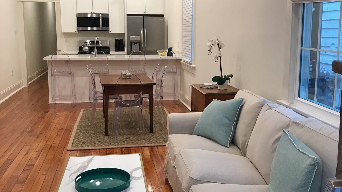 West Riverside House | Great Space on Magazine close to everything!