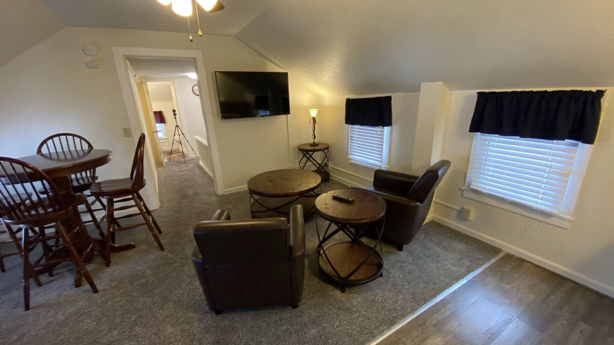 Geneva-on-the-Lake House | Great Strip Location |WalktoLake|Wine Country|Brewing Company|A/C|Grill&Firepit
