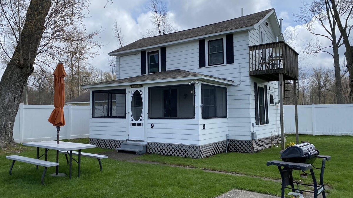 Geneva-on-the-Lake Cottage | Great Strip Location|Walk to Lake|Wine Country|A/C| Grill & Firepit|Family.