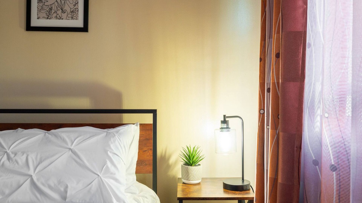 Hickory Hills Apartment | Great suburban location! Perfect for solo or couple travelers