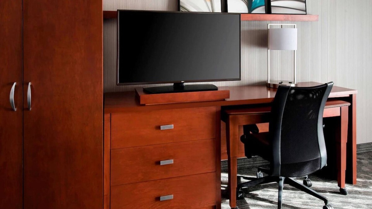 Mahwah House | Great Suburban Location for Visits to NYC & Newark! 2 Units with FREE Parking!