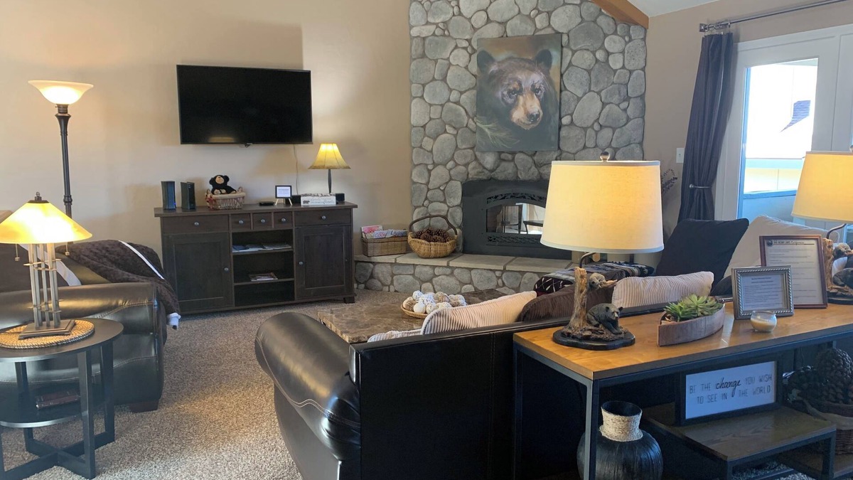 Moonridge House | Great Townhome in Big Bear Lake - Walk to Bear Mountain Ski Resort & Golf Course