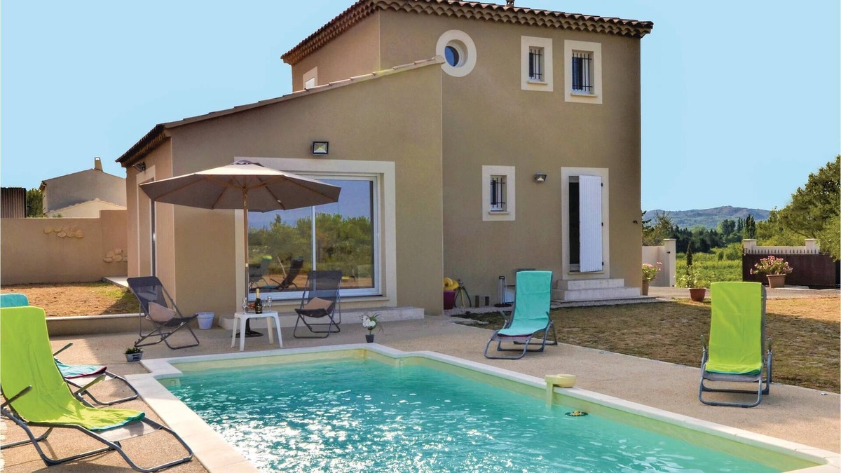 Barbentane House | Great vacation home in an enclosed garden with large private pool.