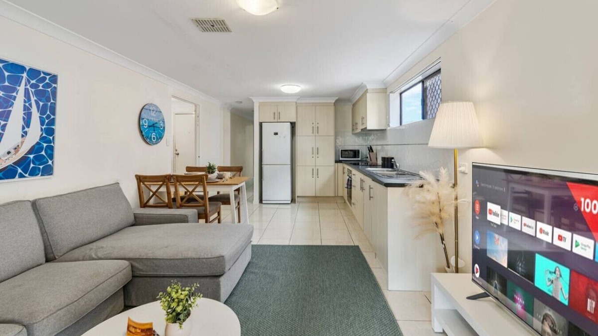 Robertson House | Great Value & Comfort Family Home 5 mins to Shops