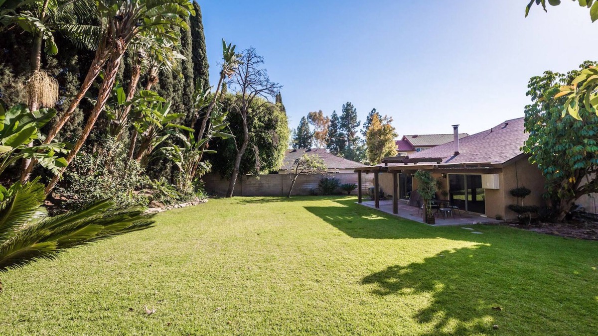 Northwood House | Great Value ! Home with Large, Tropical Yard!