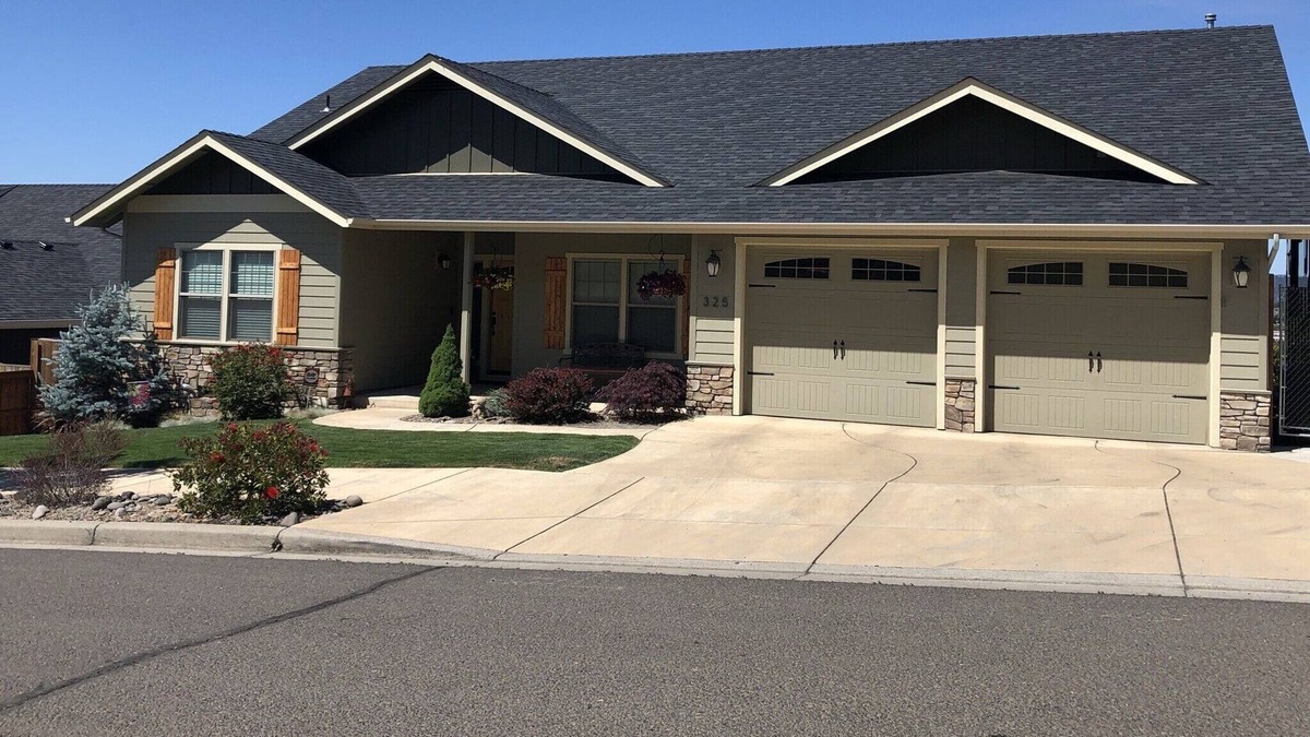 Eagle Point House | Great view’s of the Rogue Valley from the deck, pool & hot tub!