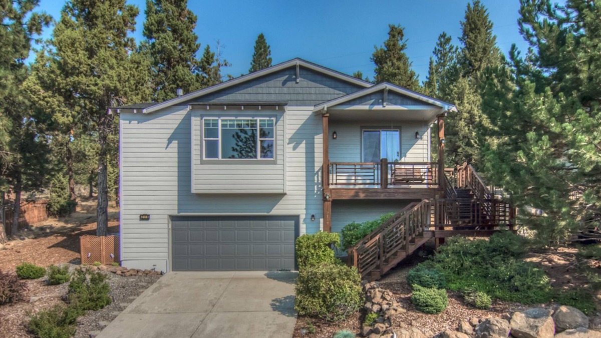 Bend House | Great West Side Location! Hot Tub, Huge Living Area, 2 bdrm + Murphy Bed, EV Chg
