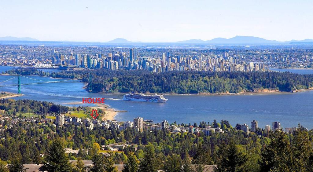 Ambleside Villa | Great West Vancouver house with hot tub, across from beach & 10 mn to Downtown Vancouver