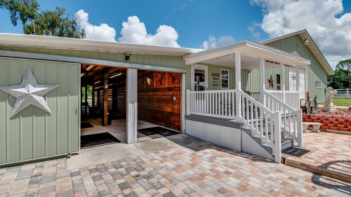Citra Apartment | Green Acres Barn Apartment.sleeps 2 comfortably but will sleep 4.