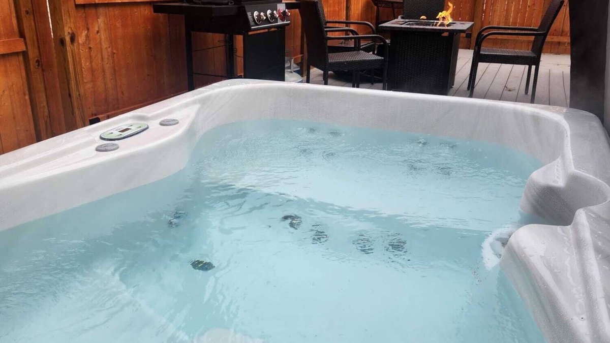 East Sandwich Cottage | Green Anchor Cottage - private hot tub getaway!