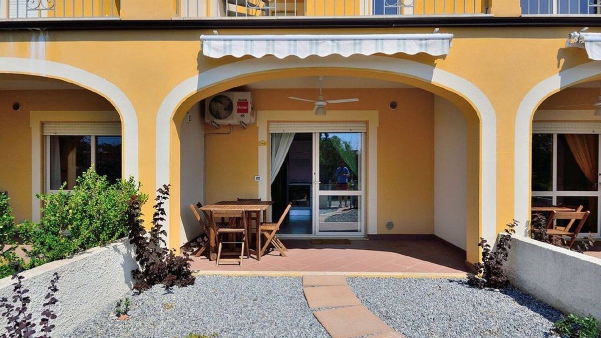 Pizzo Apartment | Green Bay; a comfortable one-bedroom ground floor apartment with communal pool