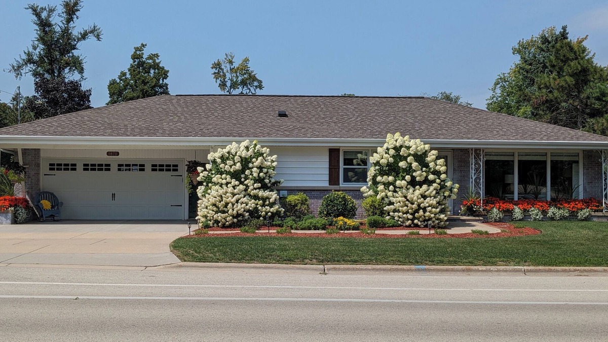 Howard House | Green Bay Home, 6 minutes from Lambeau Field