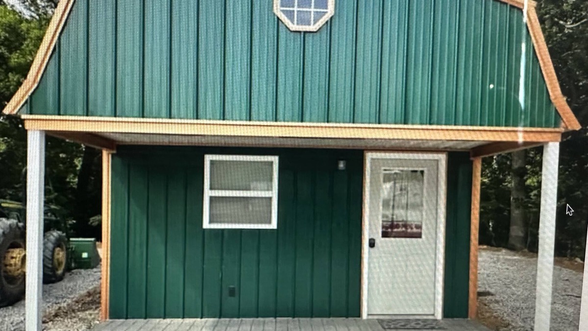 Warrensburg Cabin | Green cabin close to University of Central Missouri and Whiteman AF Base