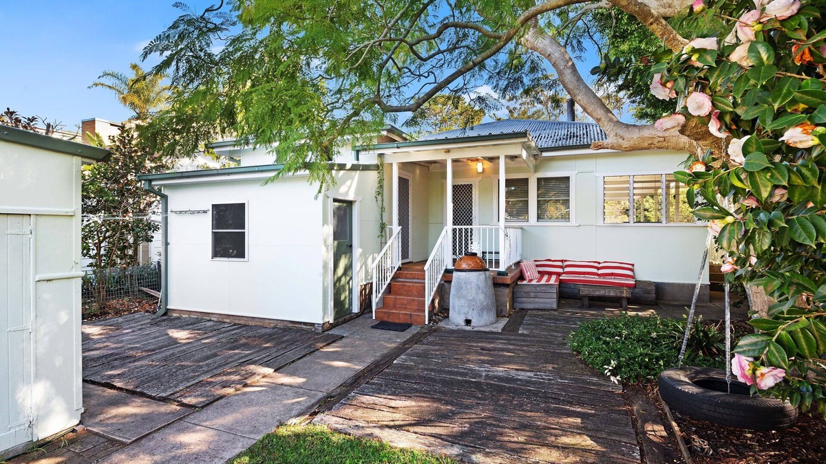 Patonga House | Green Cottage: Waterfront family holiday paradise, private jetty and road access