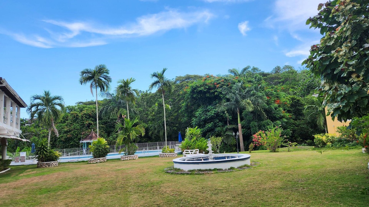 Runaway Bay Villa | Green Creek Oasis 5-bed, sleep 12, Villa with AC, WiFi, Pool and Beachn