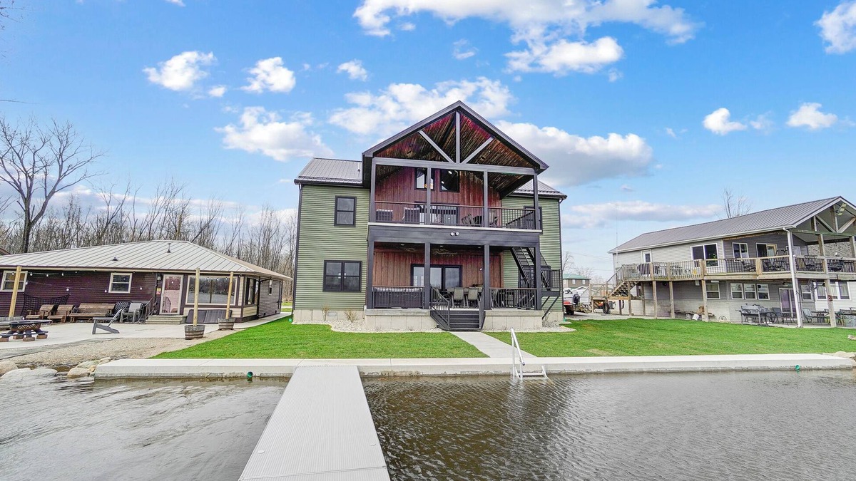 Brimfield House | Green Diamond Retreat: Epic Lakefront Oasis for 30, 6BR, Boat Slip, Kayaks