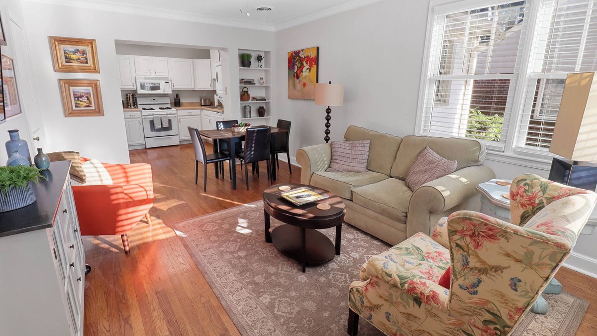 University District Apartment | Green Door.:Renovated Cozy Cottage Centrally Located