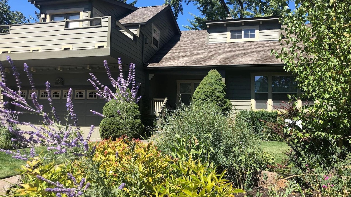Old Bend House | Green Gables-2 Fireplaces,Salt Hot tub, 100+mbps Wifi, AC, Bikes, Big Yard,Walk!