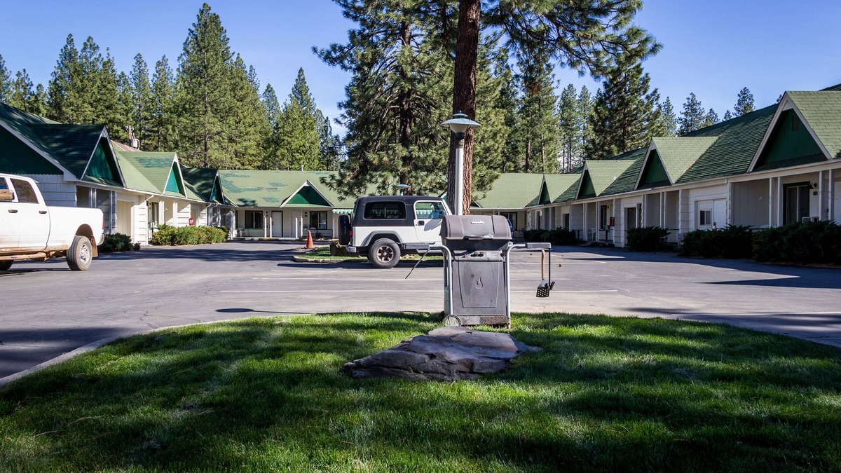 Burney Hotel | Green Gables Motel & Suites