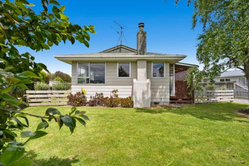 Carterton House | Green Grove - Carterton Holiday Home