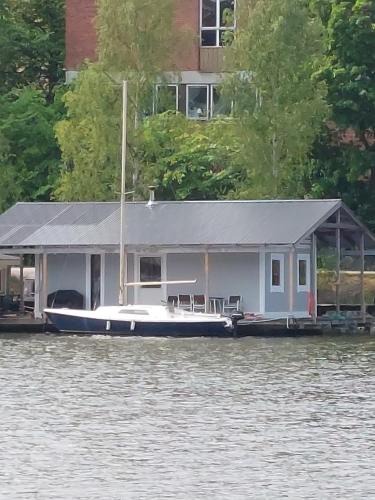Sodertalje Boat Rental | Green husbåt