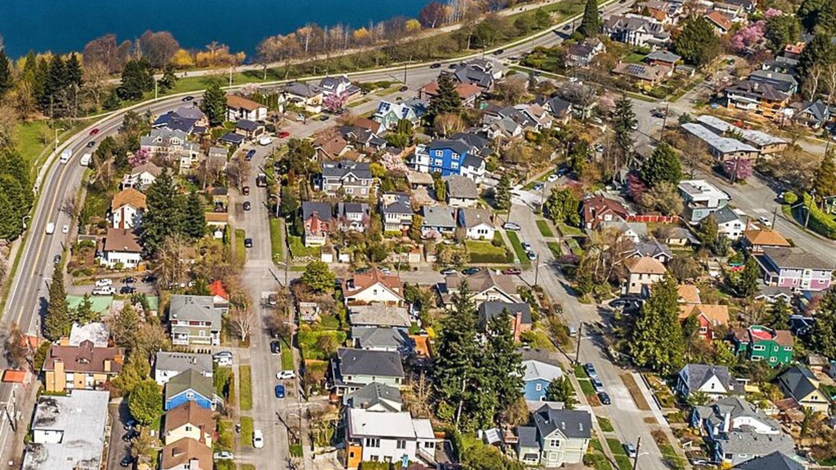 Phinney Ridge House | Green Lake 1st Line Lake View Home A with Central Air Conditioners