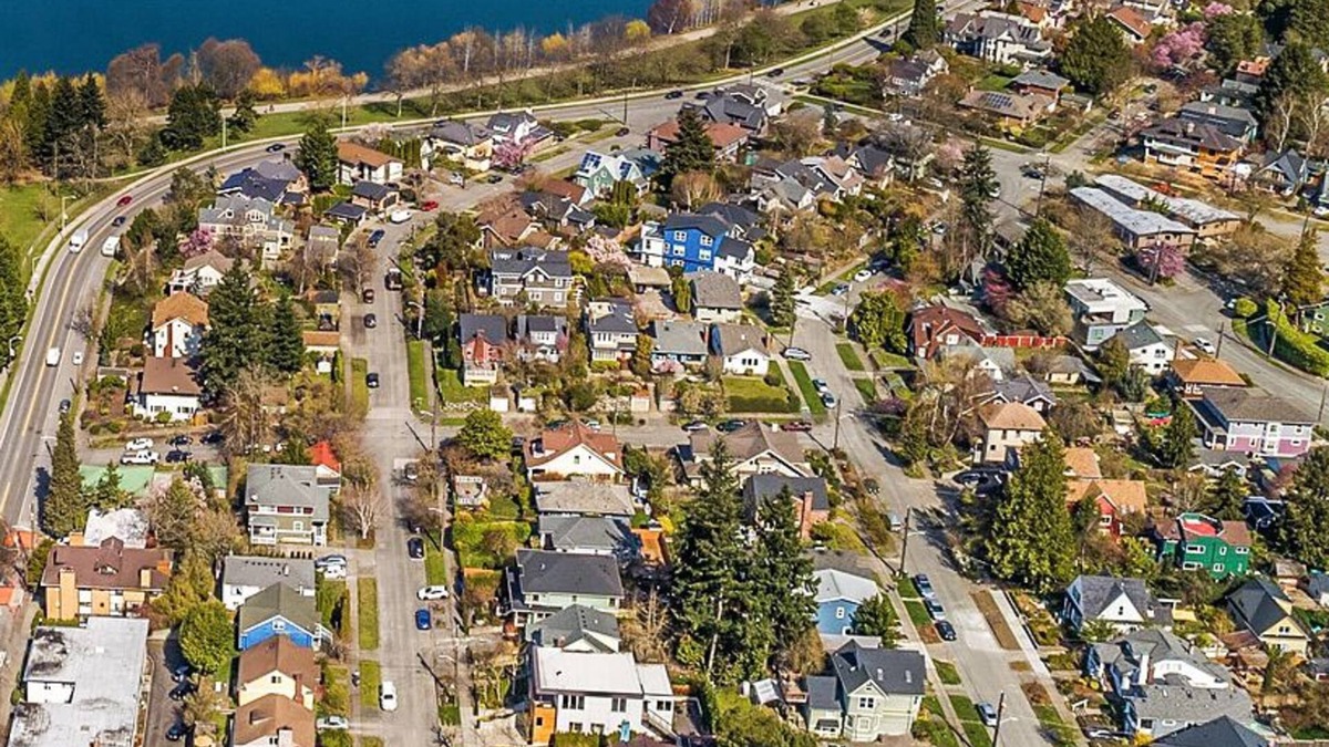 Green Lake House | Green Lake 1st LineHome B with Whole House Central Air Conditioners