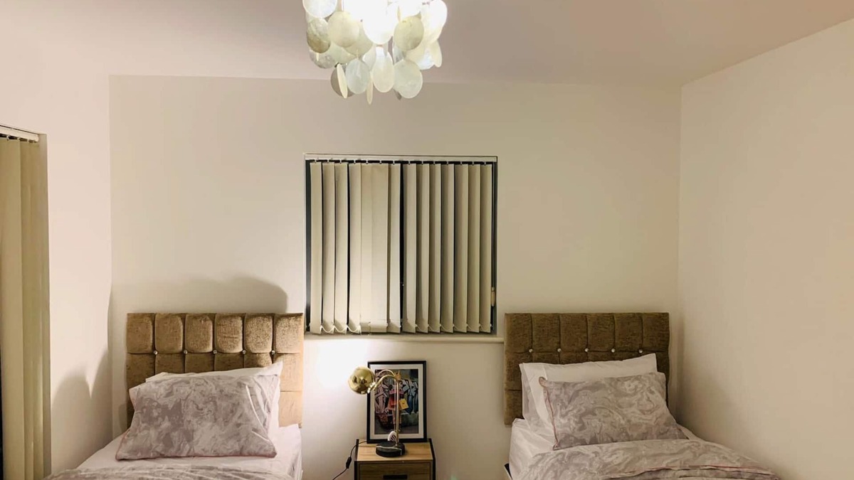 Aveley Apartment | Green Lantern, Private En-suite Double Room, Garden and Free Parking