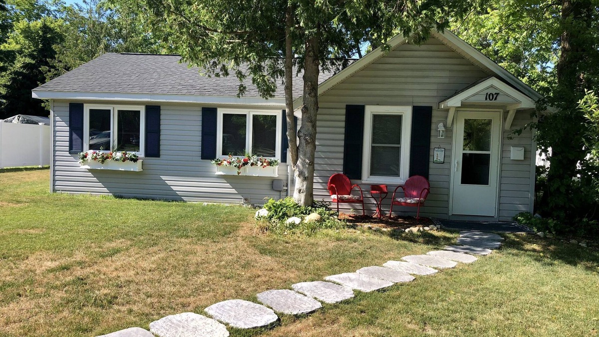 Charlevoix House | Green Street Getaway! Walk to town! 3.5 Miles to the Castle!