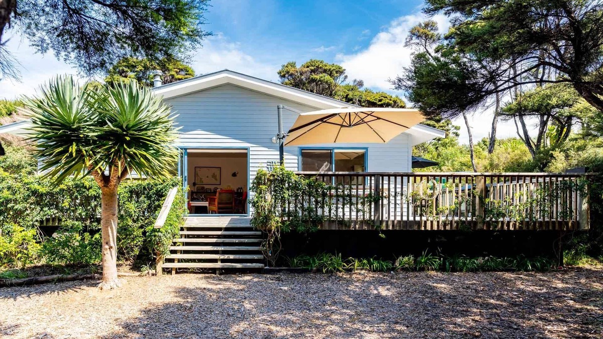 Mangawhai Heads House | Green Views - Cute, sunny and pet-friendly cottage in a lovely bush setting close to amenities