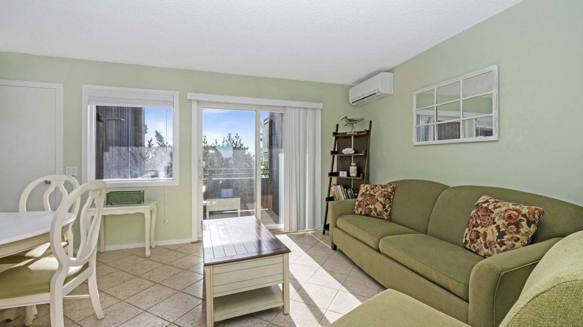 Napeague Apartment | Greenery 1-Bedroom Balcony apartment w/Tub!