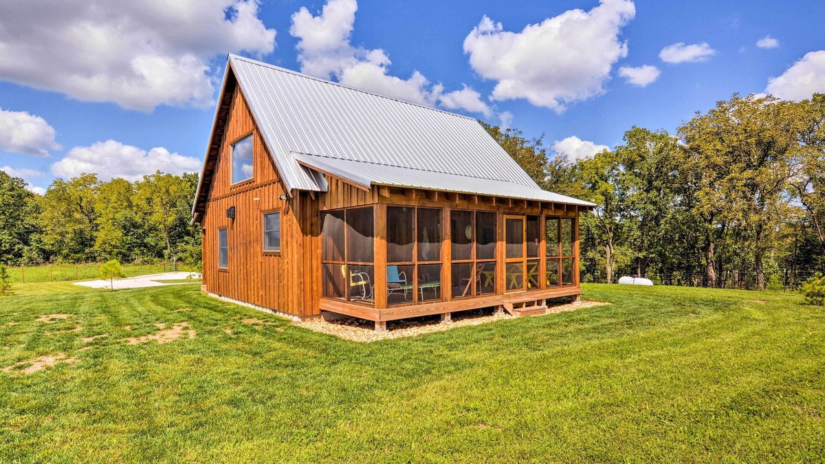 Greenfield Cabin | Greenfield Cabin w/Screened-In Porch & Fire Pit!