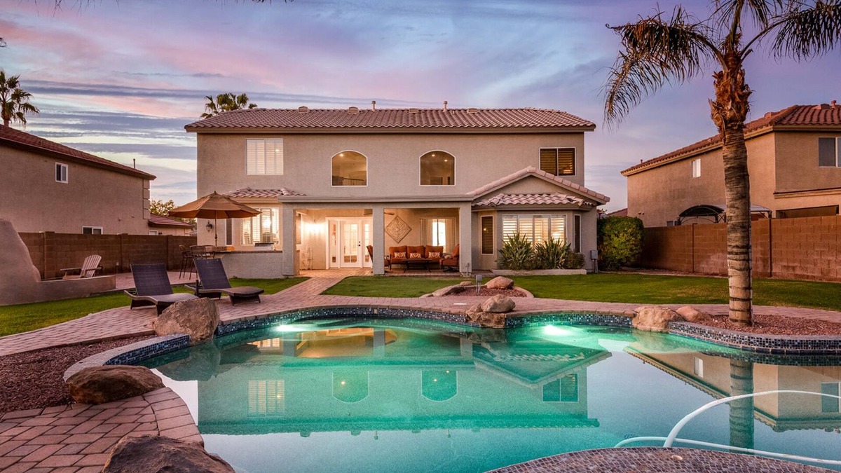 Greenfield Lakes House | Greenfield l Heated Pool l On Golf Course