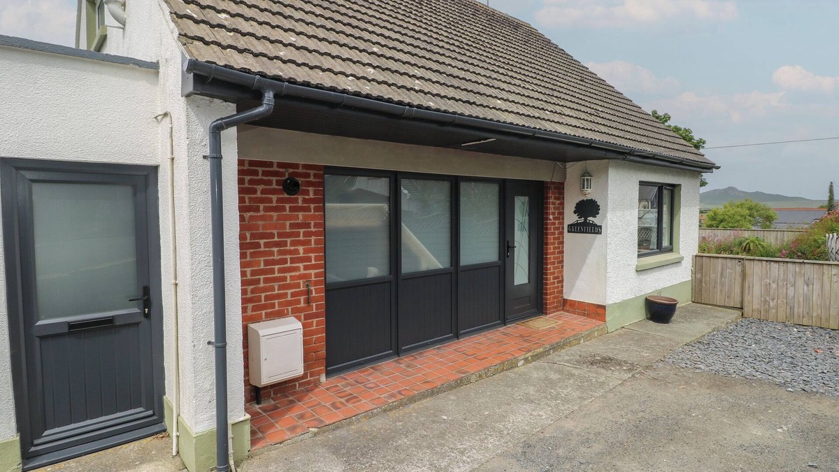 St Davids Cottage | GREENFIELDS, pet friendly, country holiday cottage in St Davids
