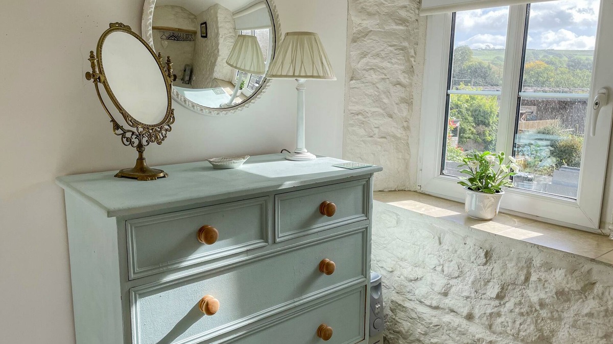 Batcombe Cottage | GREENHILLS COTTAGE, pet friendly, character holiday cottage in Bruton