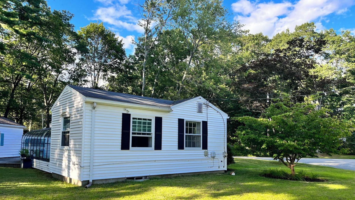 Wayland House | Greenhouse escape in quiet neighborhood right outside of Boston