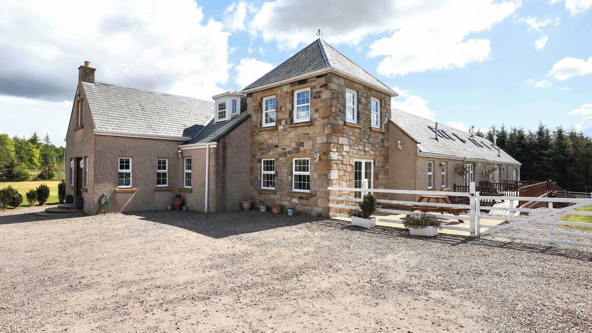 Kelty House | Greenknowes Farmhouse with Hot Tub and Bar
