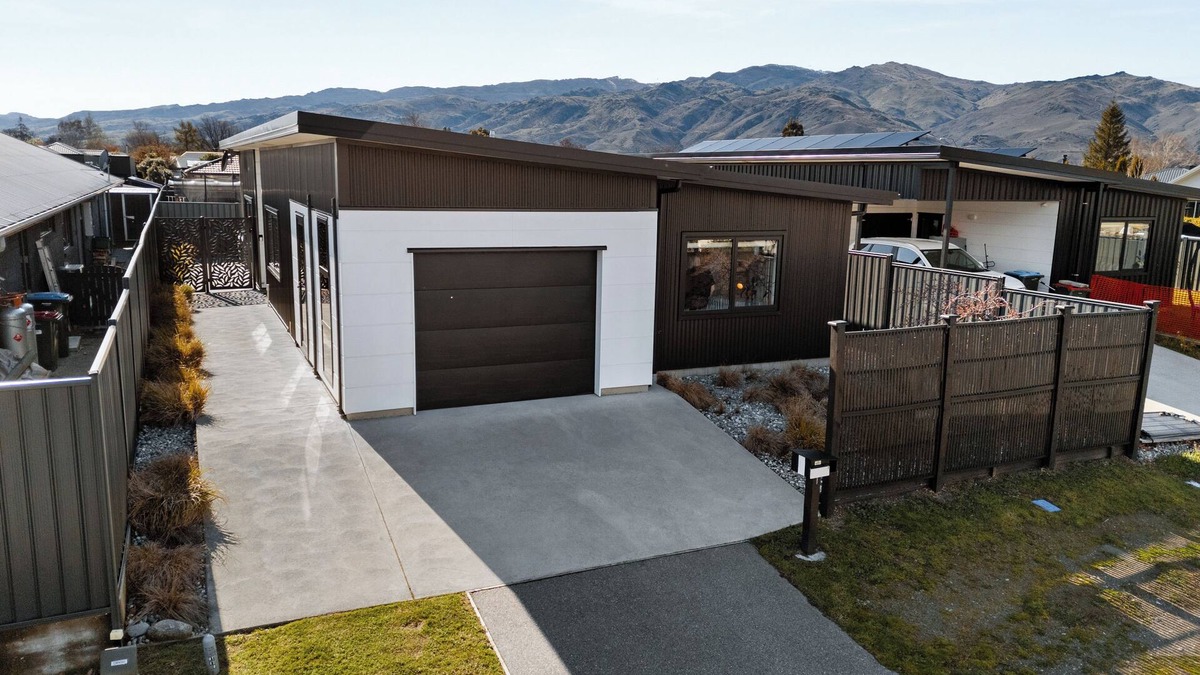 Lowburn House | Greenway Charm - Cromwell Holiday Home