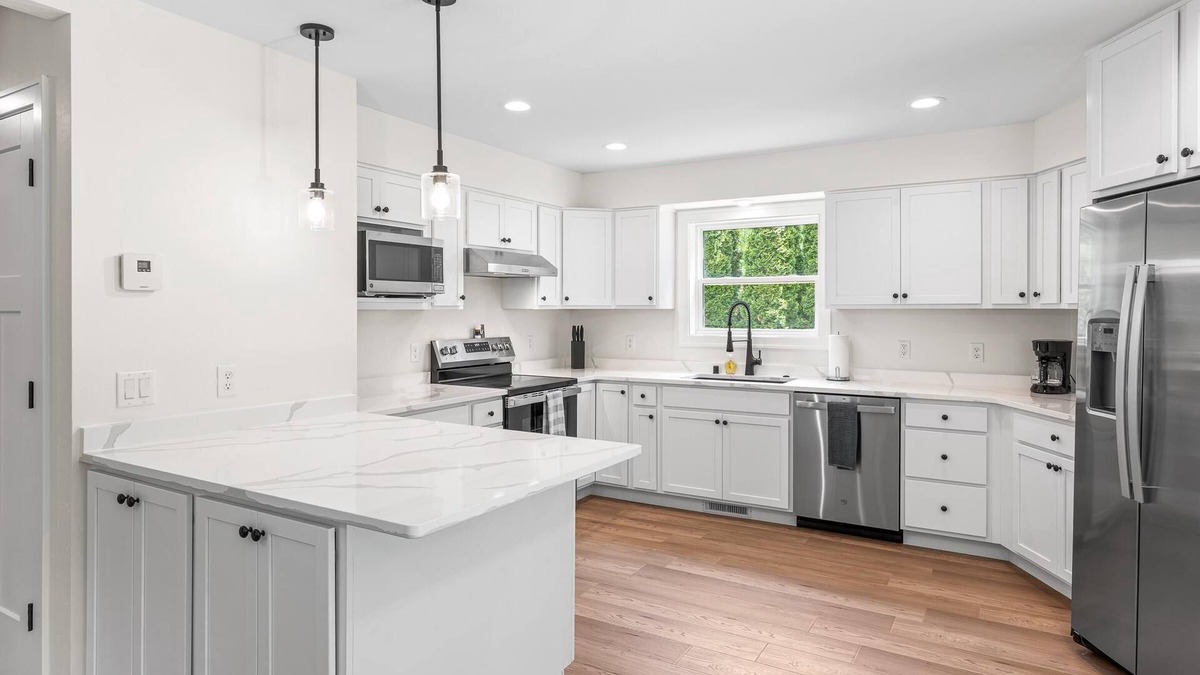 Green Lake Condo | Greenway Log Cottage - Duplex 1 Lower Unit